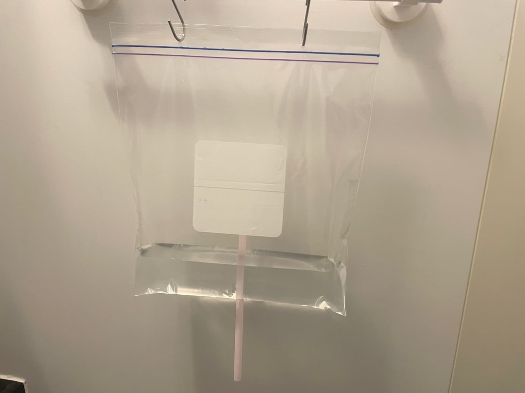 袋の下にストローを差し込み、水を入れて吊り下げる