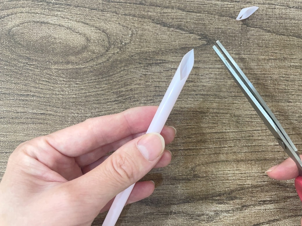 ストローの先端を斜めにカットする