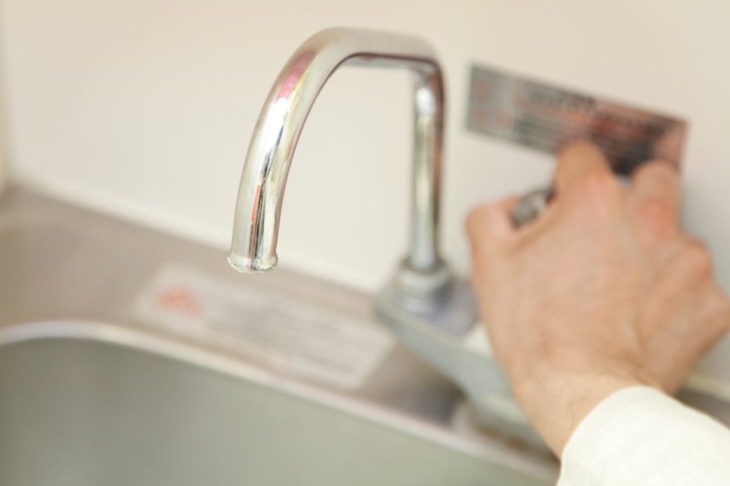 蛇口から出る水