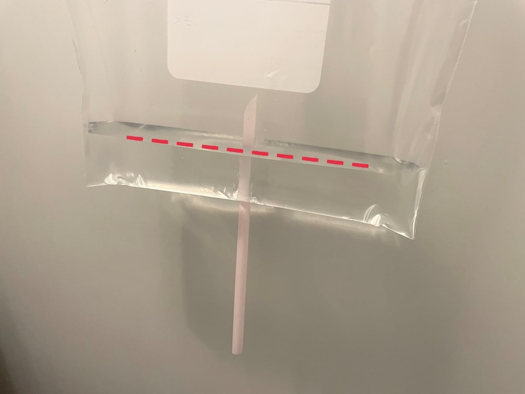 ストローが水面より上になると止水