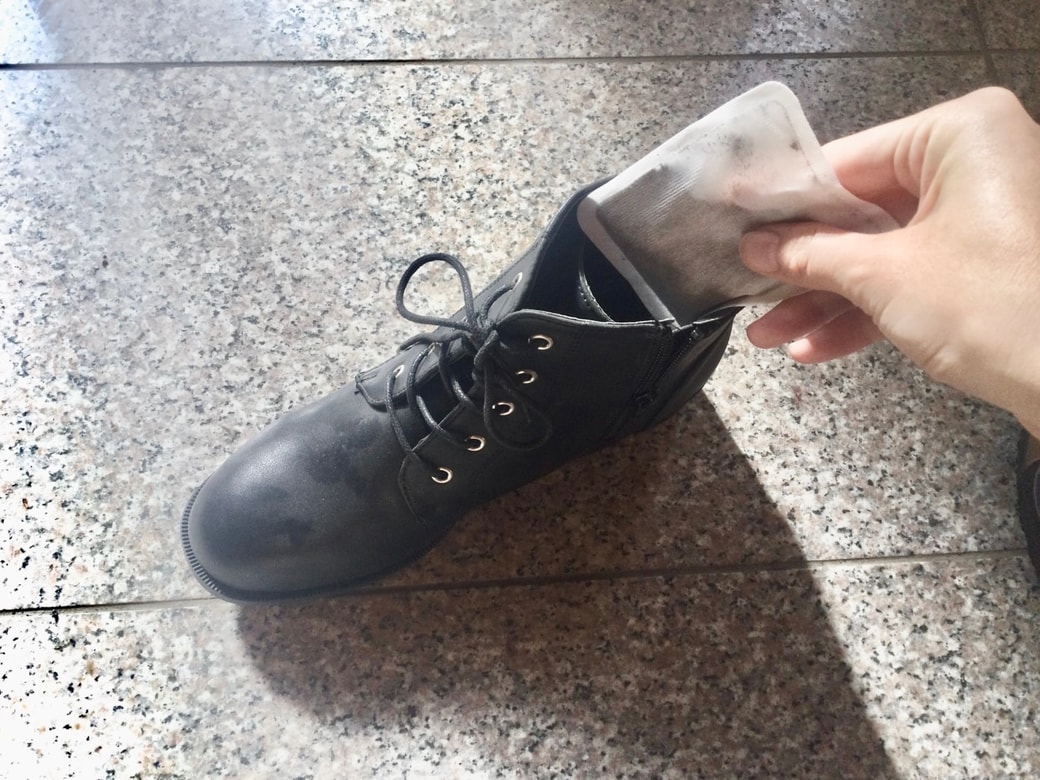 ブーツに使い捨てカイロを入れる