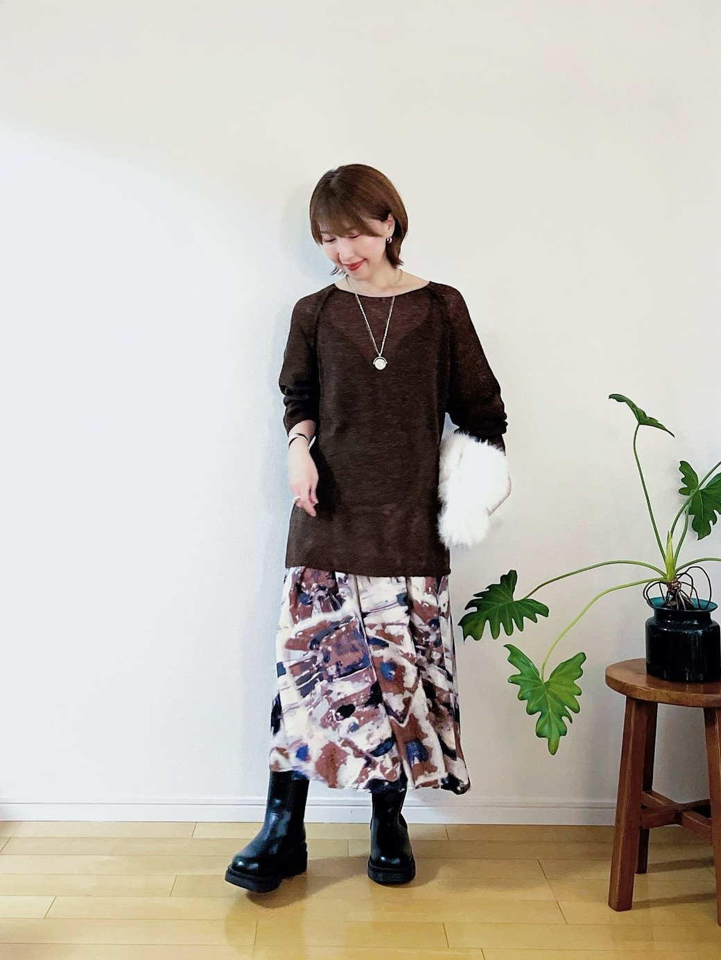 白のファーバッグはどんなコーデにも合わせやすい◎。