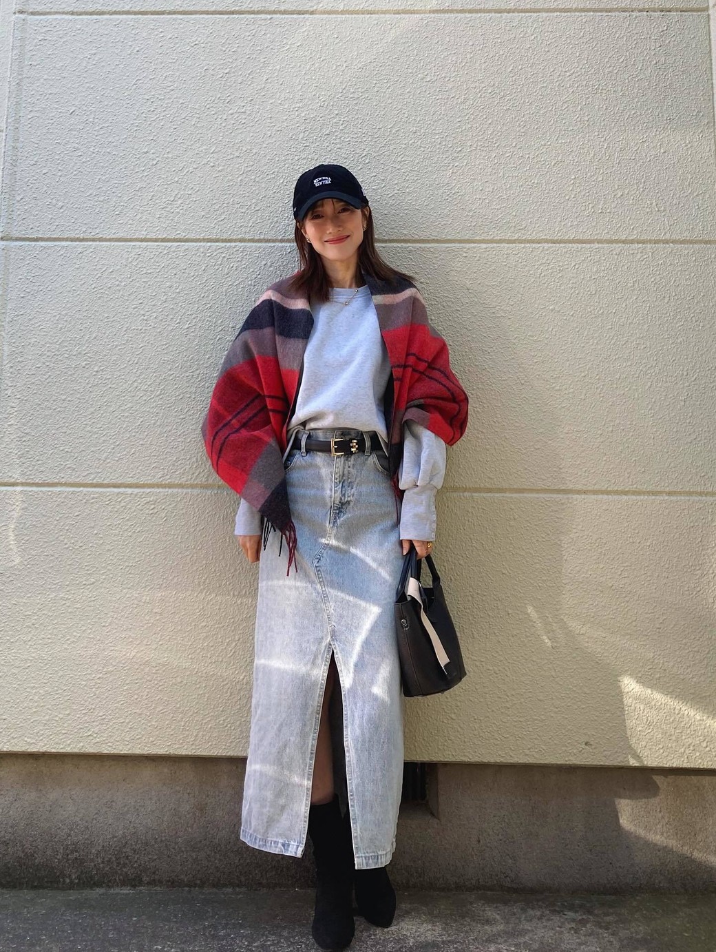 チェックストールは、巻き方によって印象を簡単に変えられる◎。