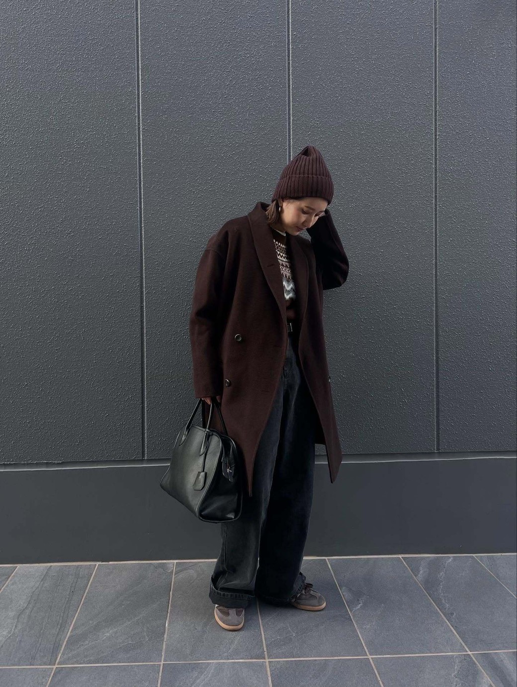 きちんと感のあるコートを、カジュアルなニット帽で着崩して。
