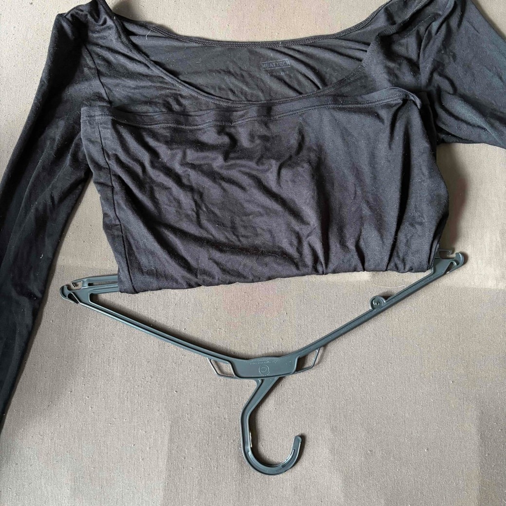 洋服の裾をハンガーに通しているところ