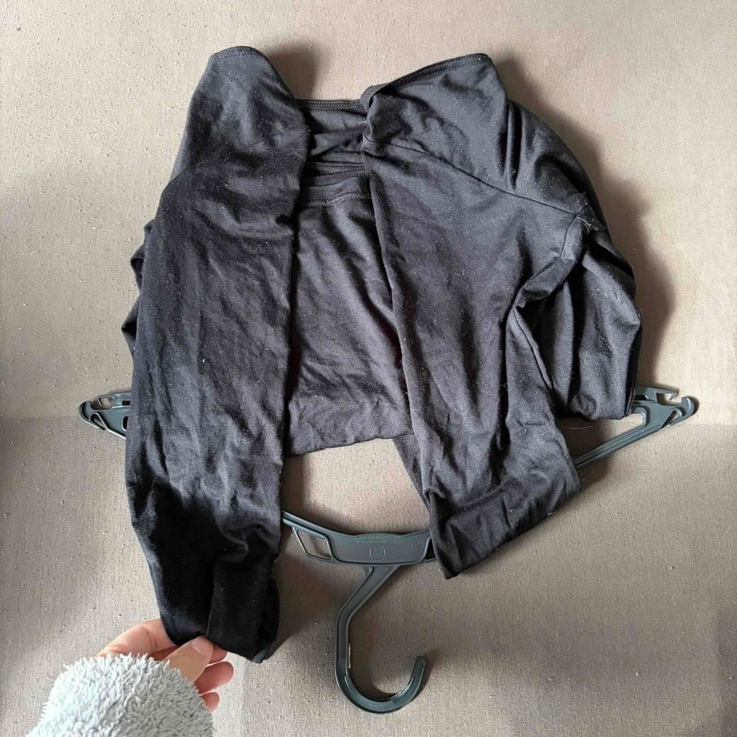 袖をハンガーの上にかけているところ