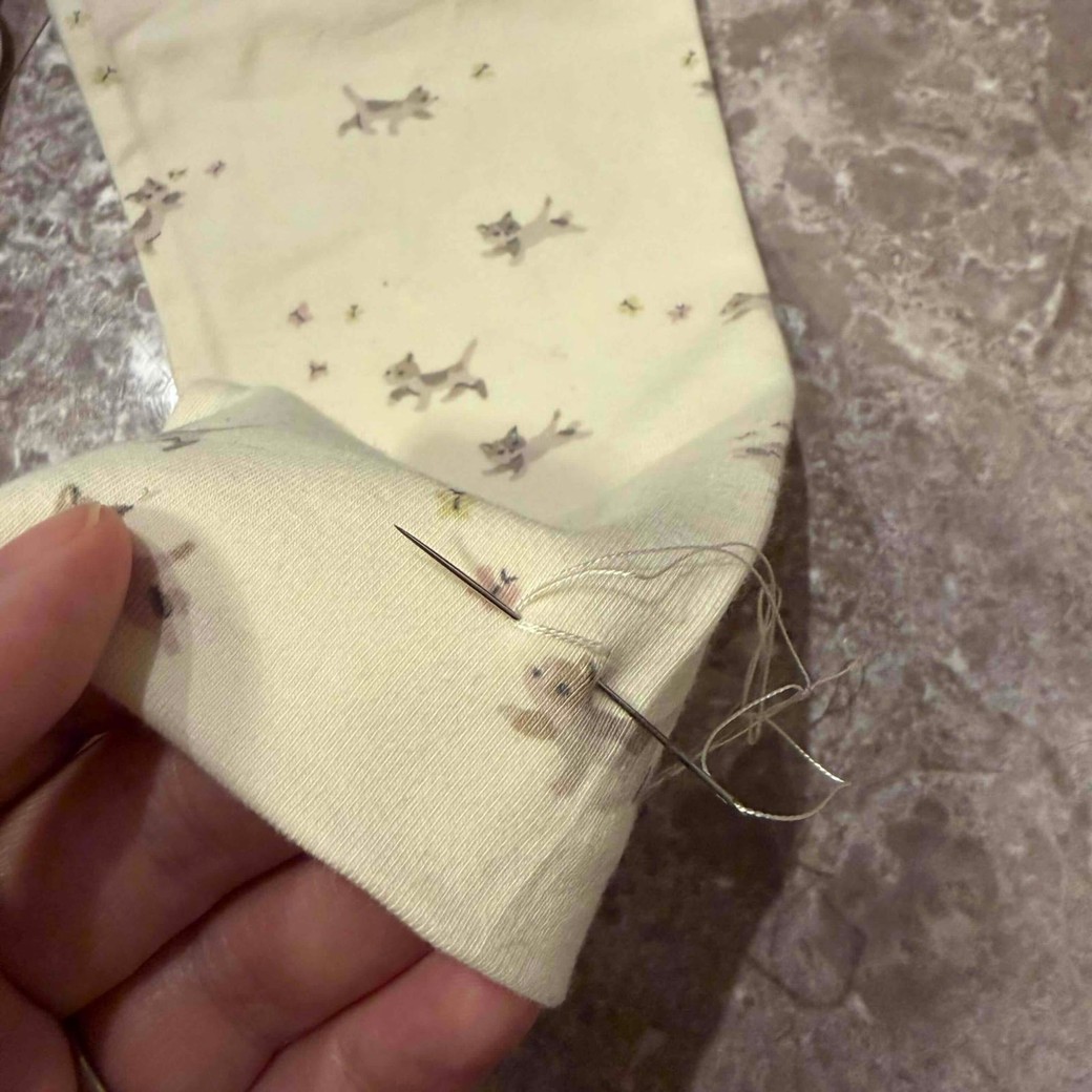 針に糸をかけているところ