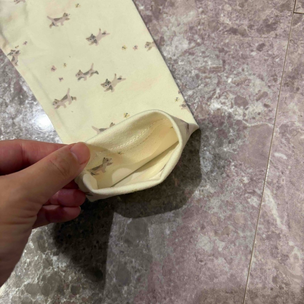 ズボンの裾を内側に折ったところ