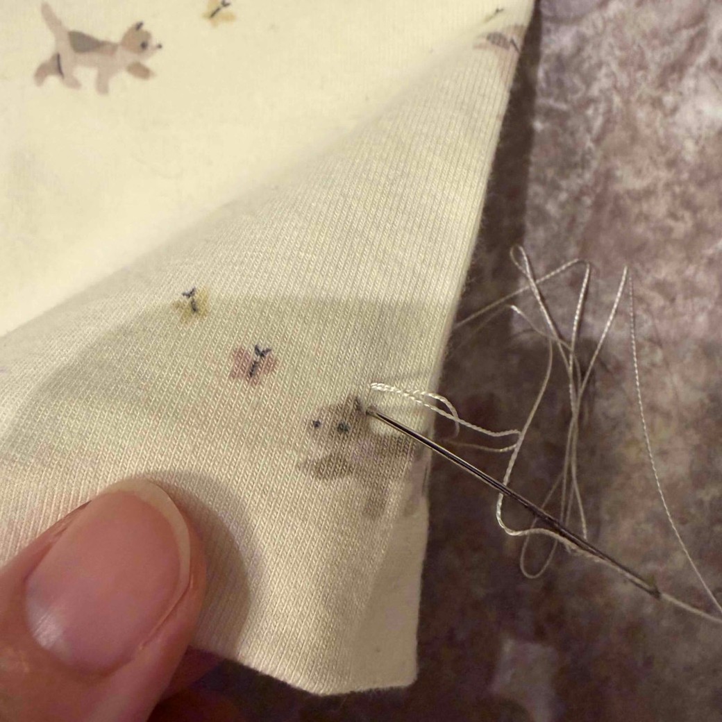 すぐ下に針を刺しているところ