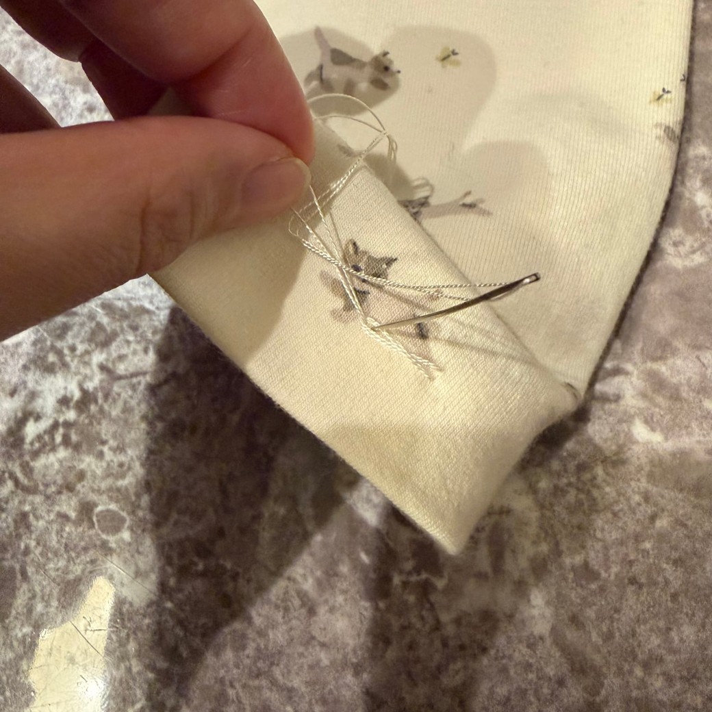 少し後ろに針を入れる