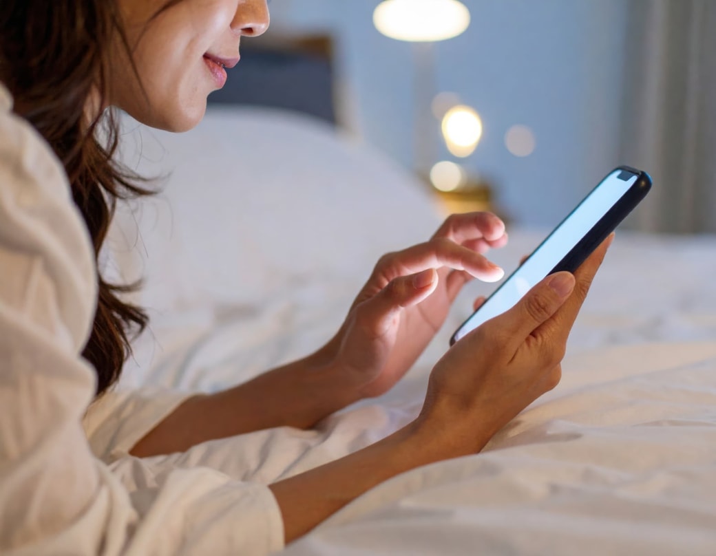 動画を見る女性