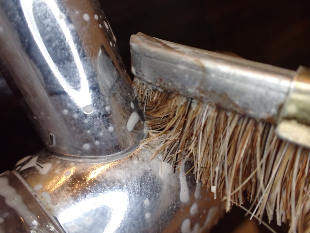 ブラシでこする