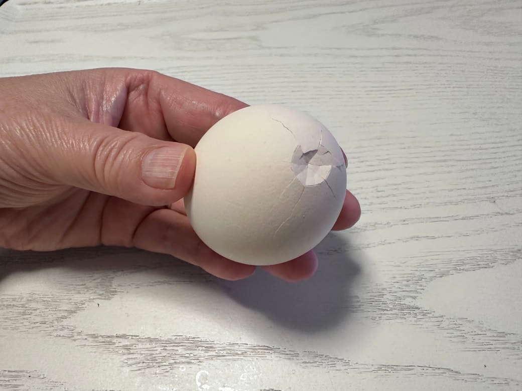 卵の下の部分にヒビを入れます