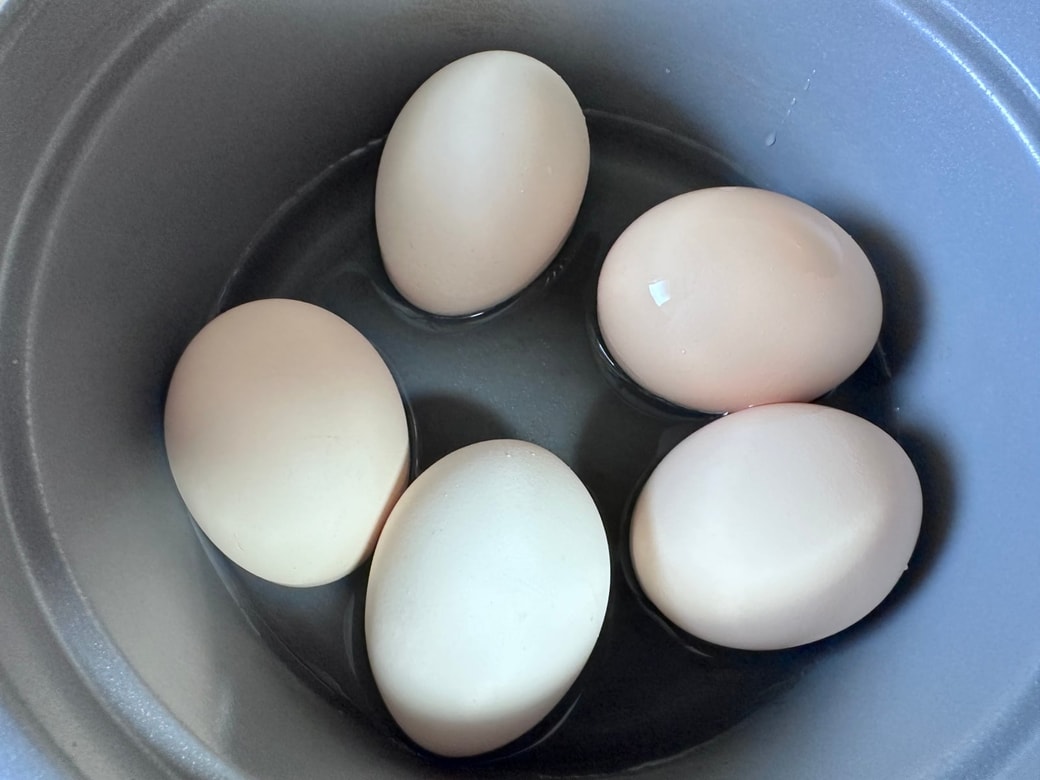 鍋に卵と水を入れます