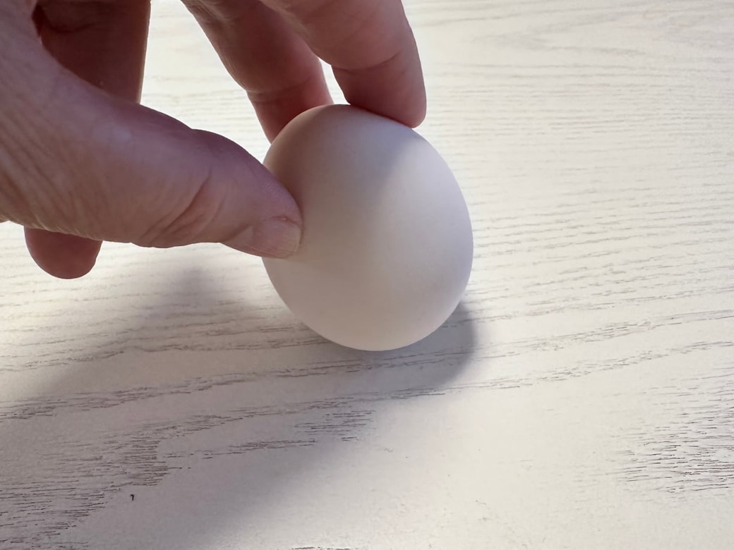 卵の下の部分にヒビを入れます