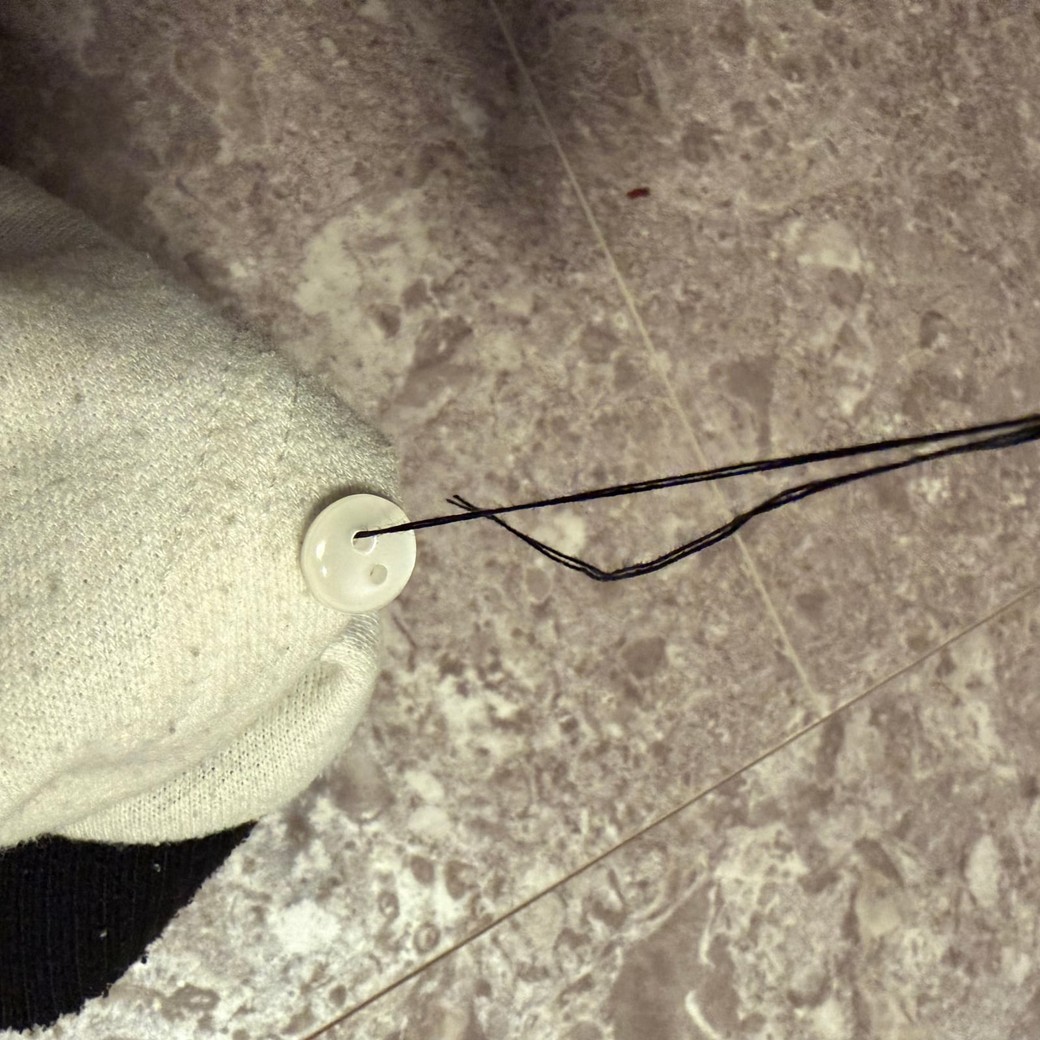 ボタンを通しているところ