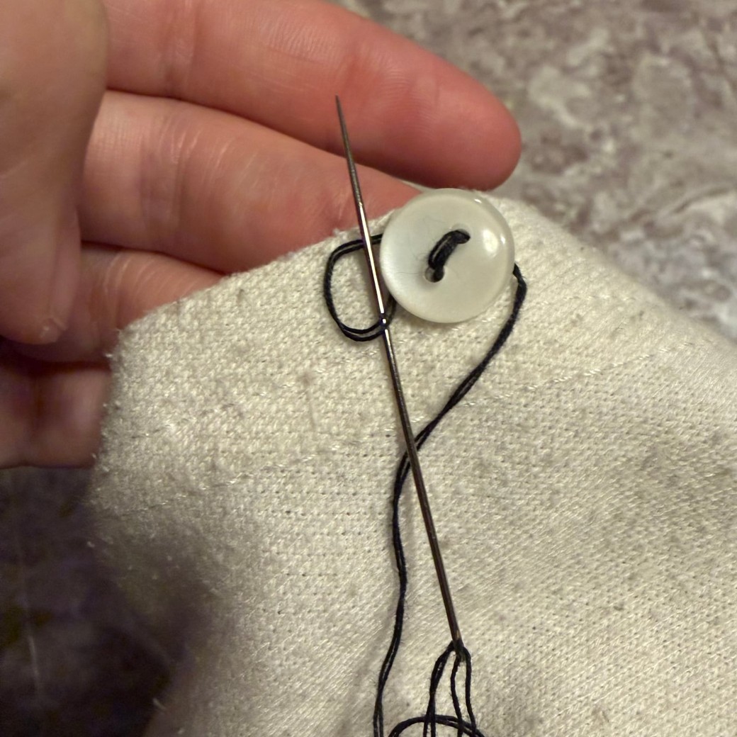 糸をのの字にして針を通しているところ