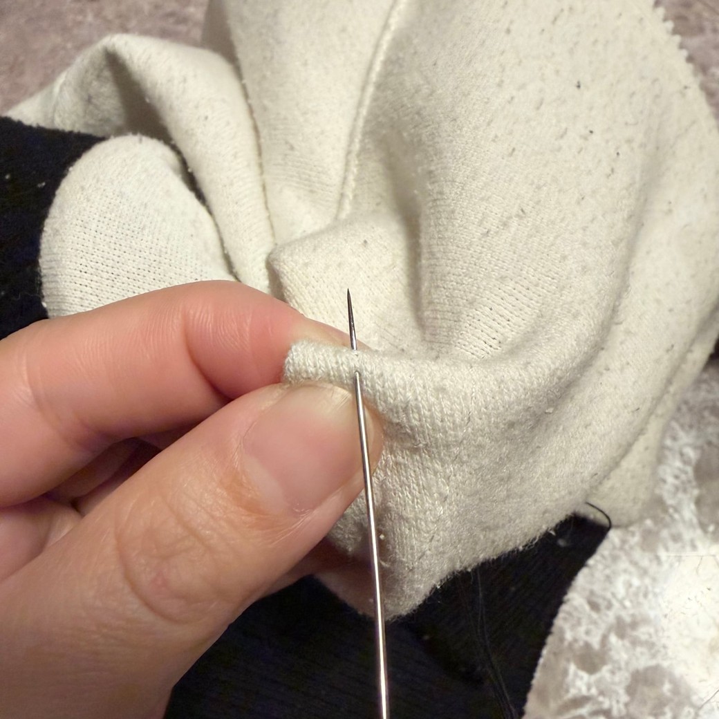 布の上部分をすくっているところ