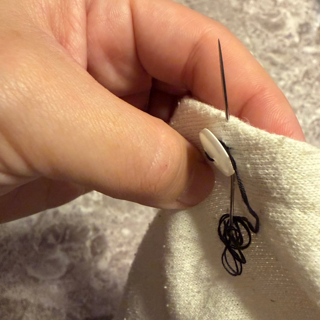 上下の布の真ん中に針を刺しているところ