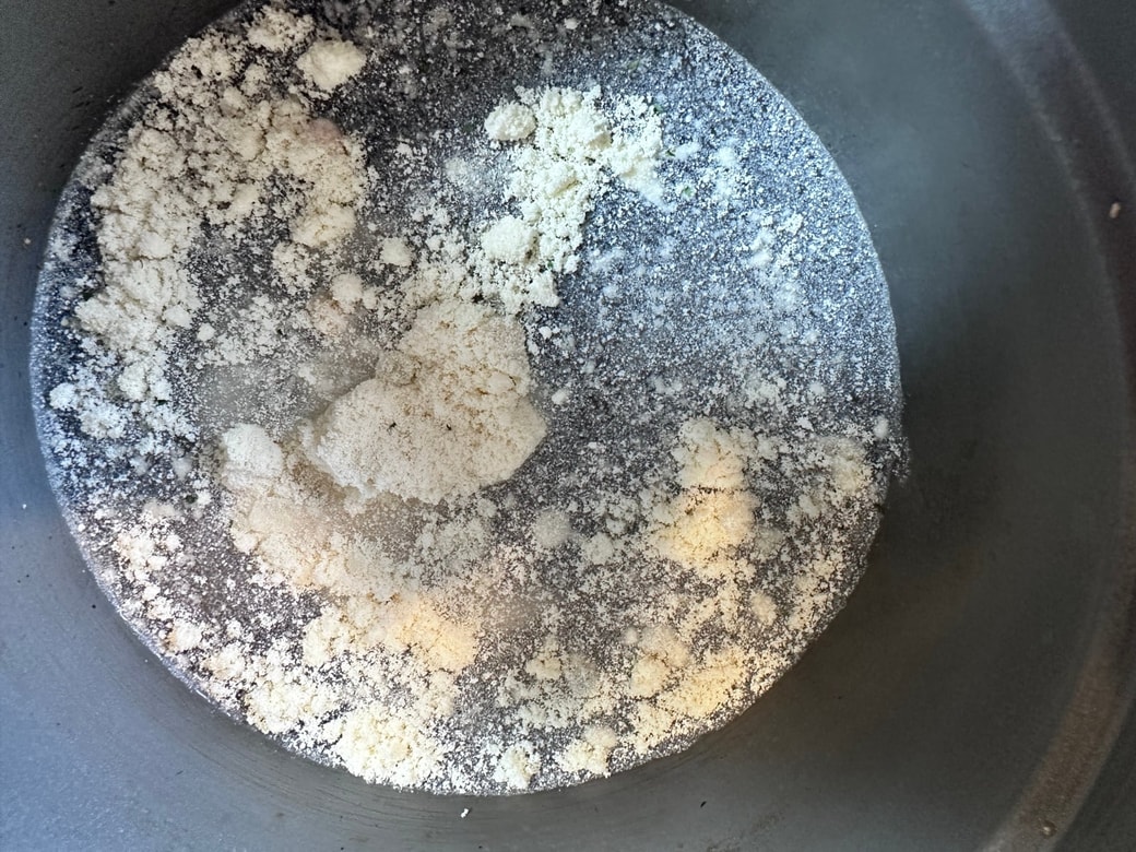 鍋に粉末カップスープと水を入れます