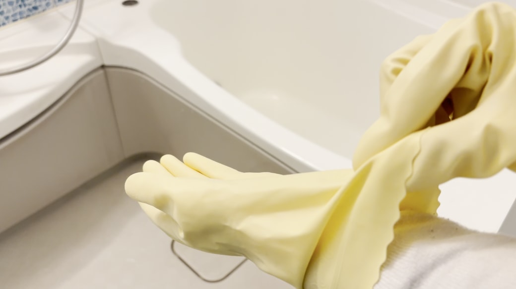 ゴム手袋を着用する
