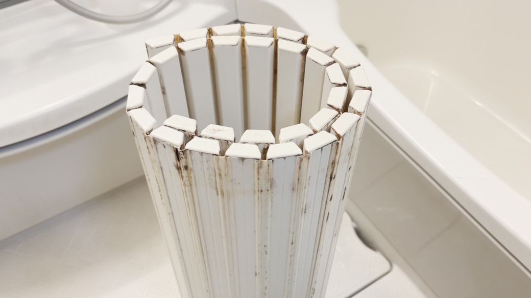 洗い場に蛇腹ふたを立てかける