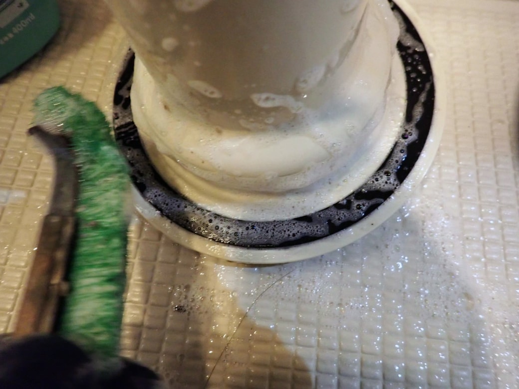 外したパーツを洗浄