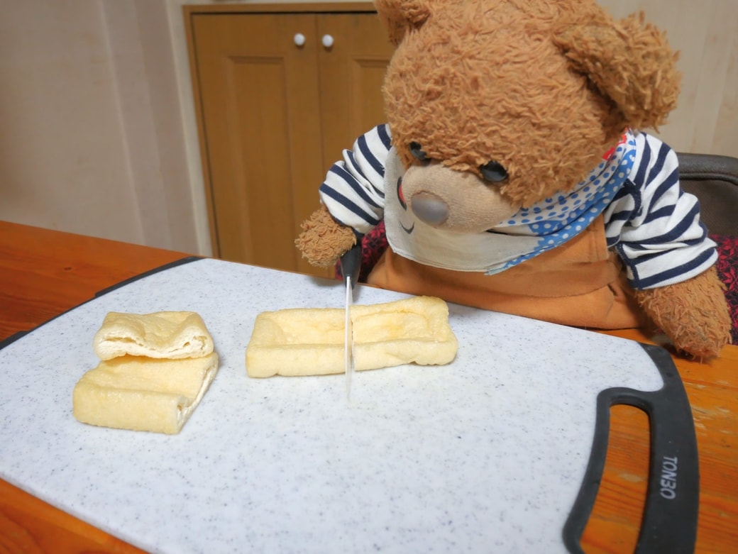 油揚げを半分に切る