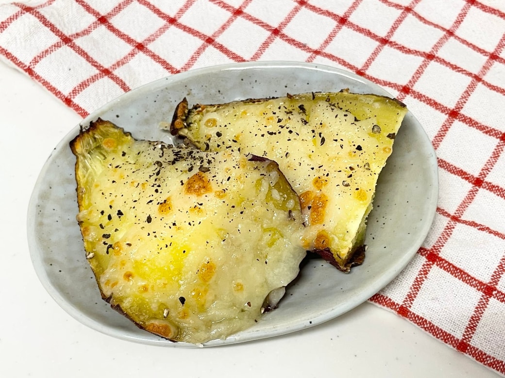 焼き芋のチーズペッパー焼き