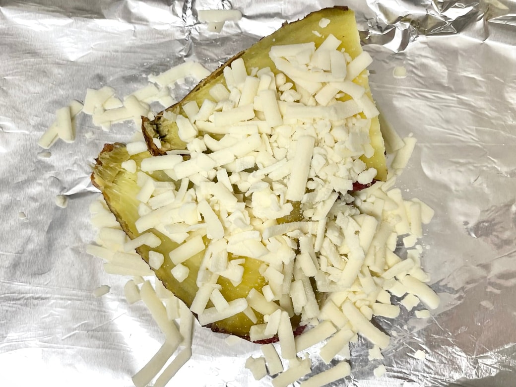 焼き芋のチーズペッパー焼き