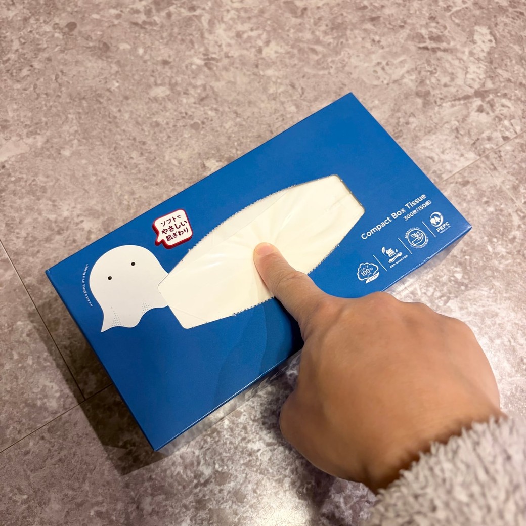 ティッシュの真ん中を押しているところ