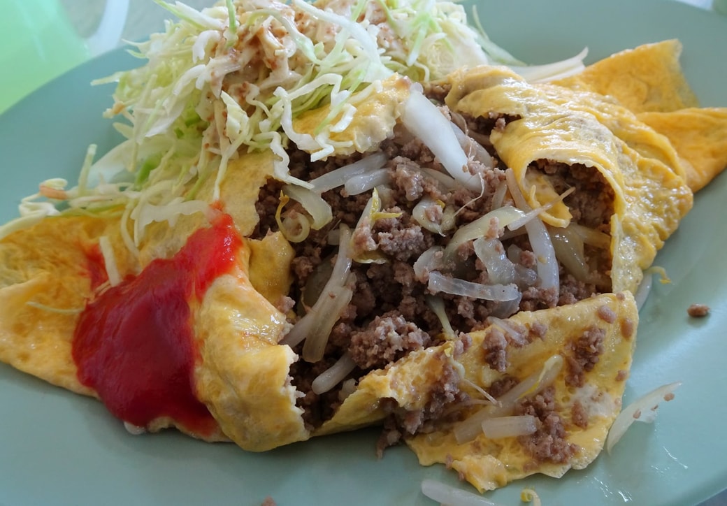 オムレツに具をたっぷり入れる