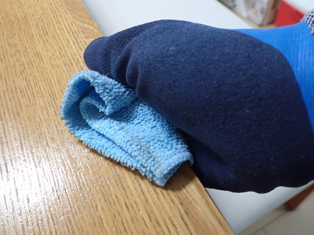 テーブルを拭き掃除