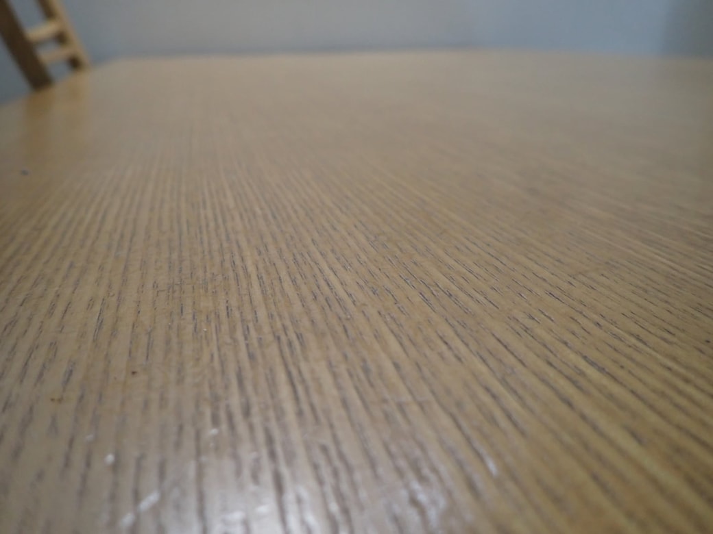 くすんだ木製テーブル