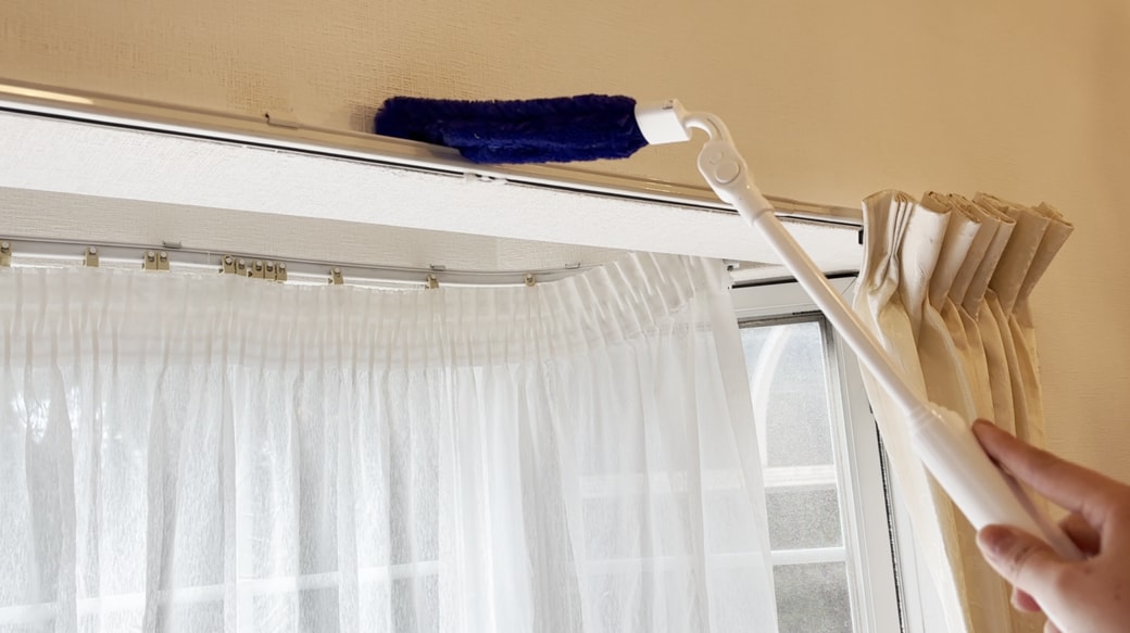 カーテンレールの上