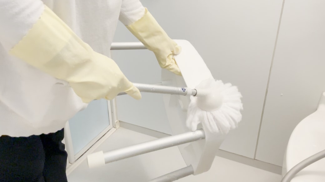 お風呂のイスを洗う