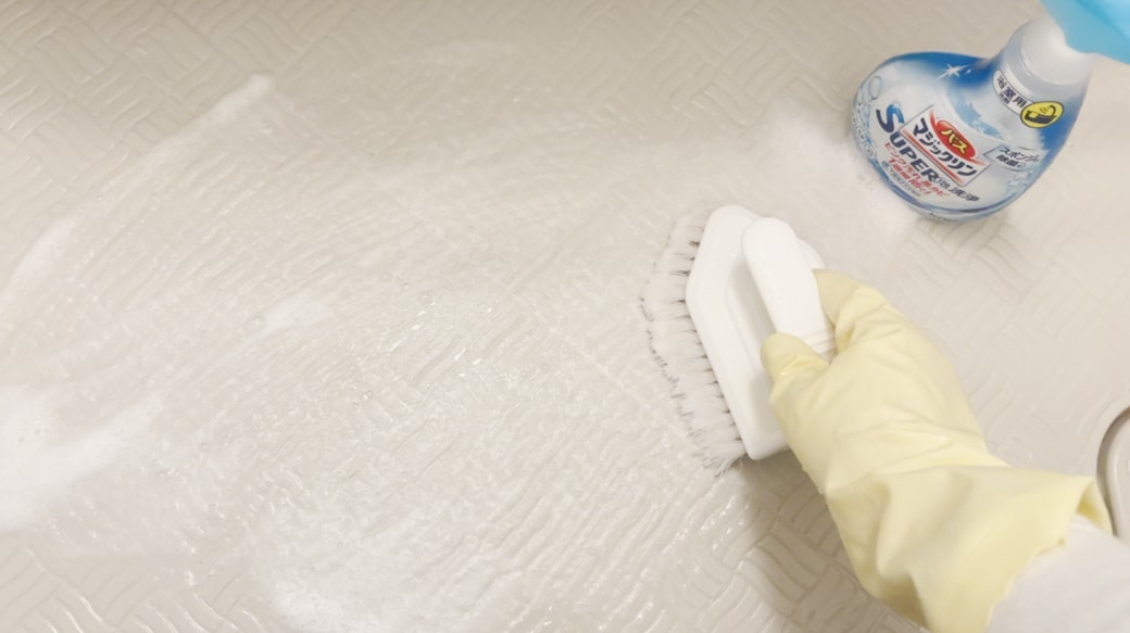 床をブラシでこする