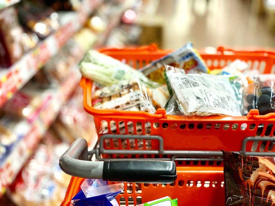 スーパーでまとめ買いをする