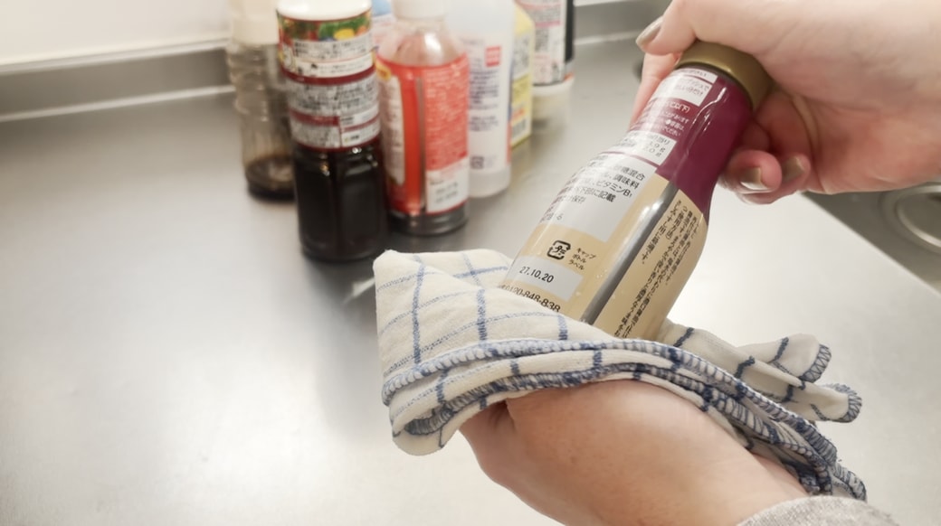 ぬるま湯クロスで拭き取る