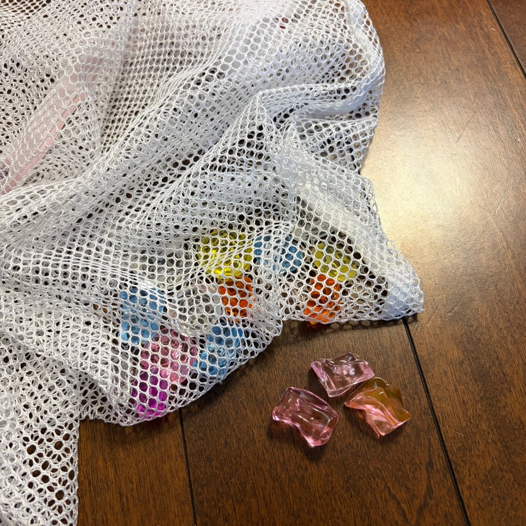 洗濯ネットにおもちゃを入れているところ