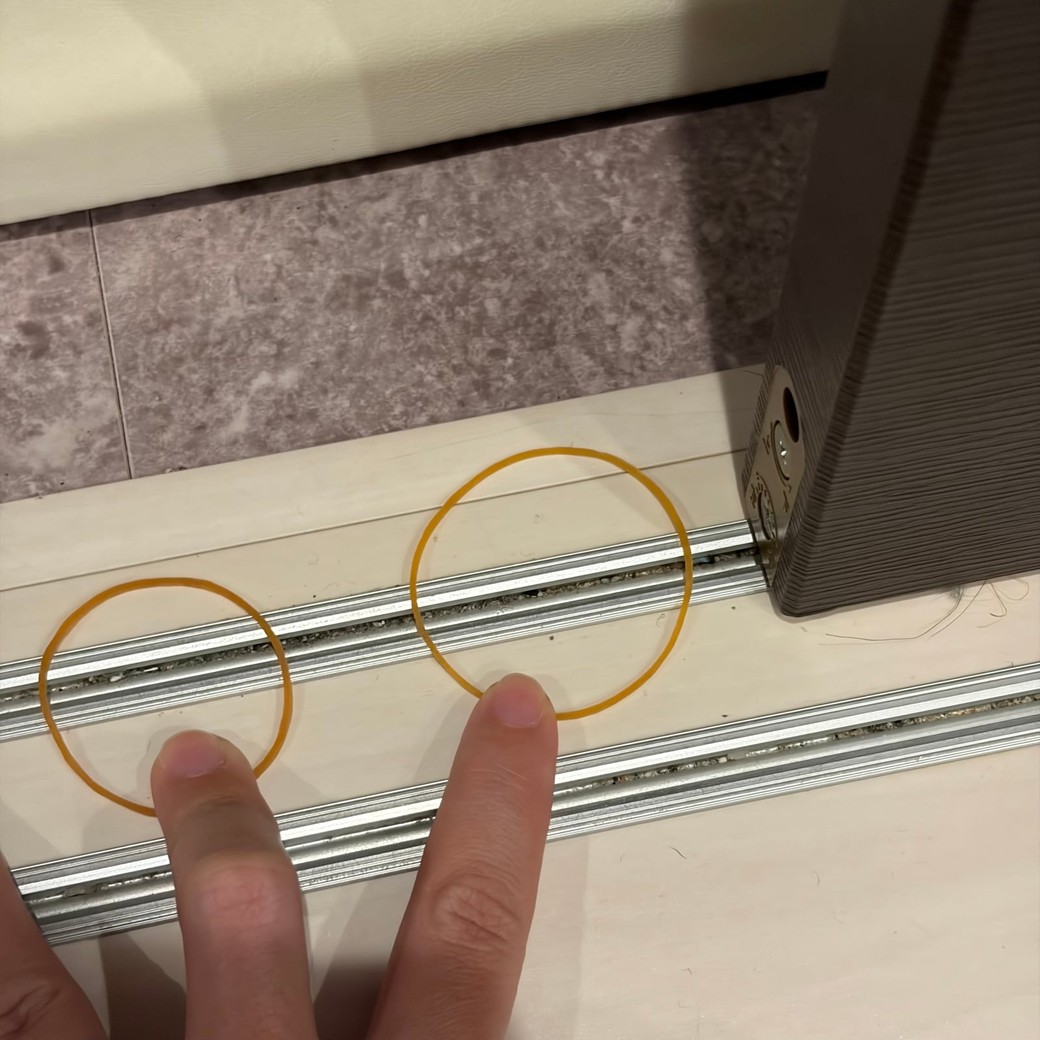 ドアをしめようとしているところ