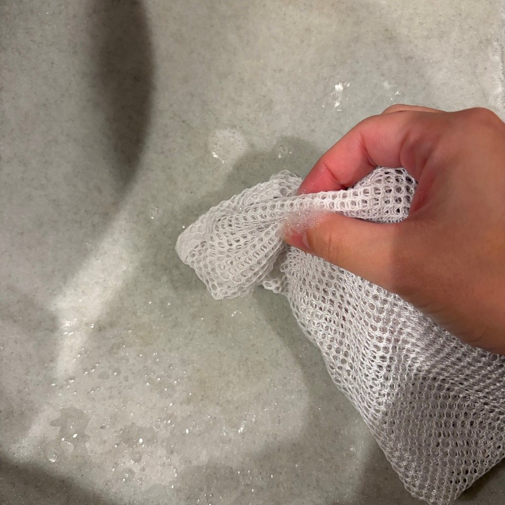 洗濯ネットでシンクを洗っているところ