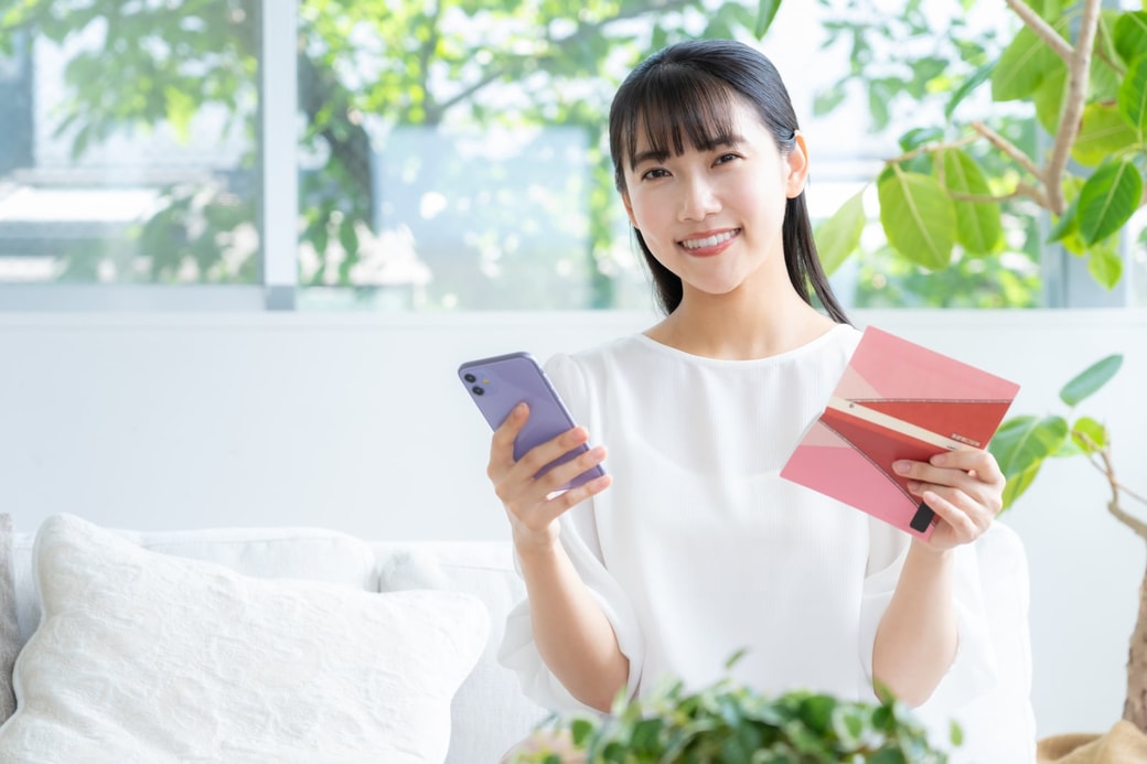 通帳を見る女性