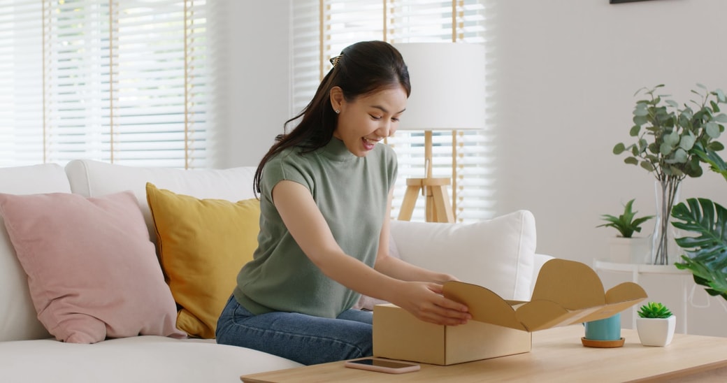 買い物する女性