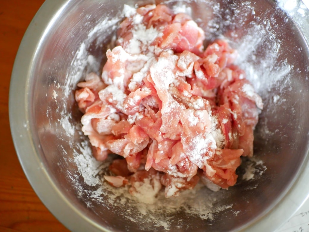 豚肉に片栗粉をまぶす