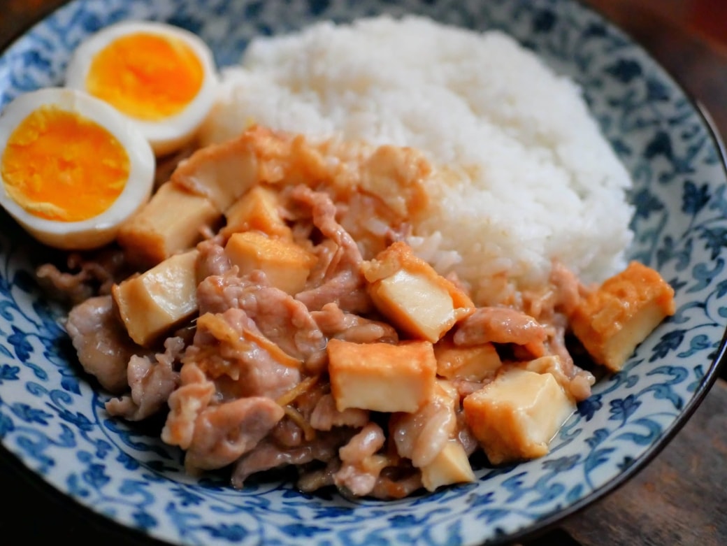 豚バラ厚揚げの甘辛丼