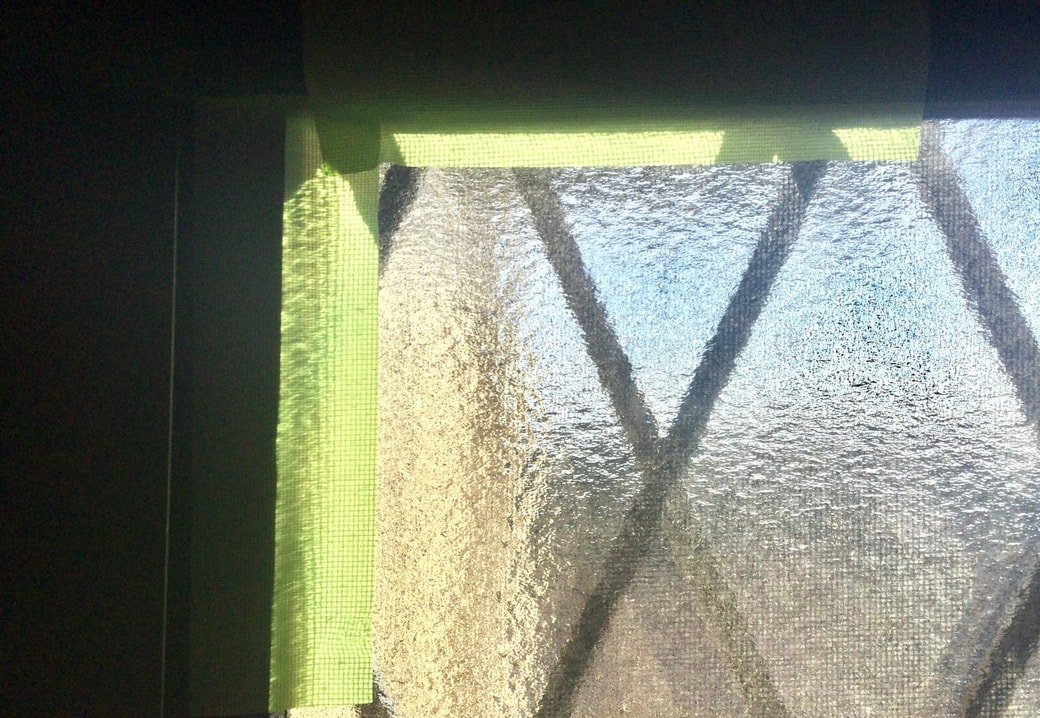 窓ガラスの外周にテープを貼る