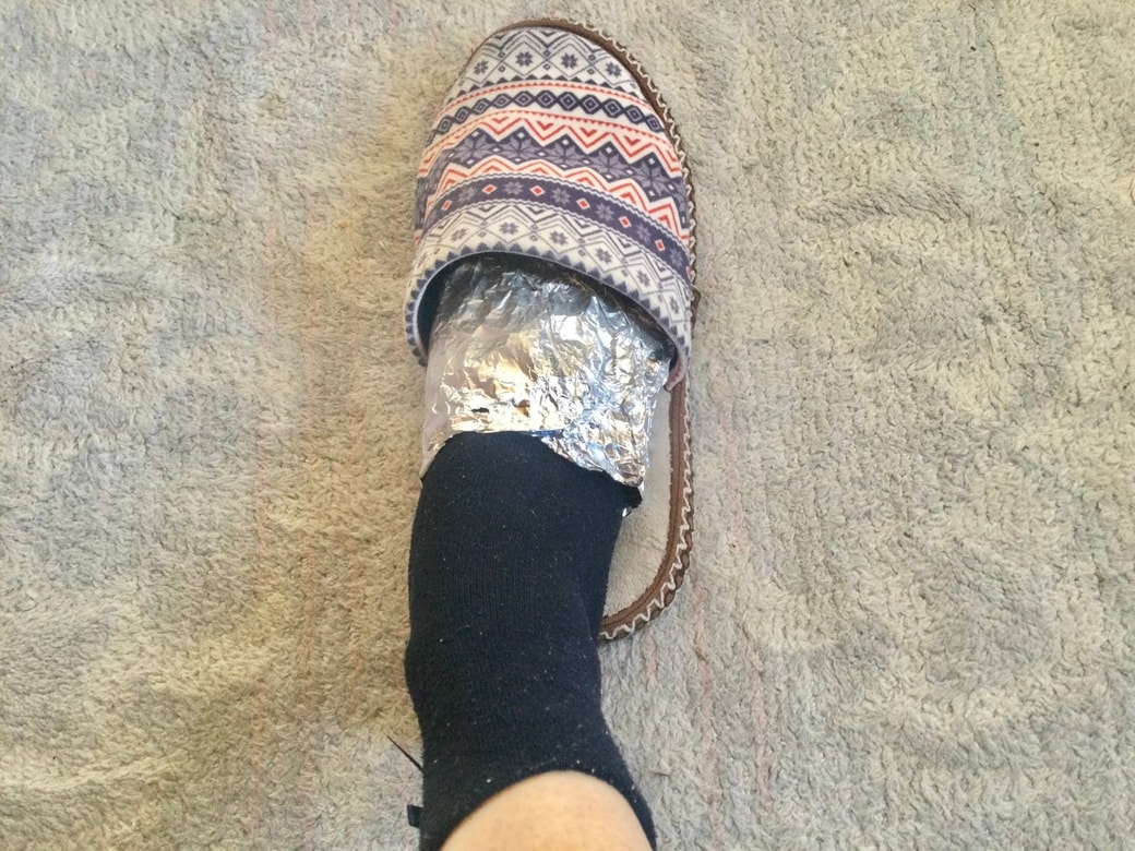 アルミホイルで足先を包んでスリッパを履く