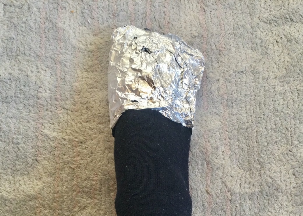 足先をアルミホイルで包む
