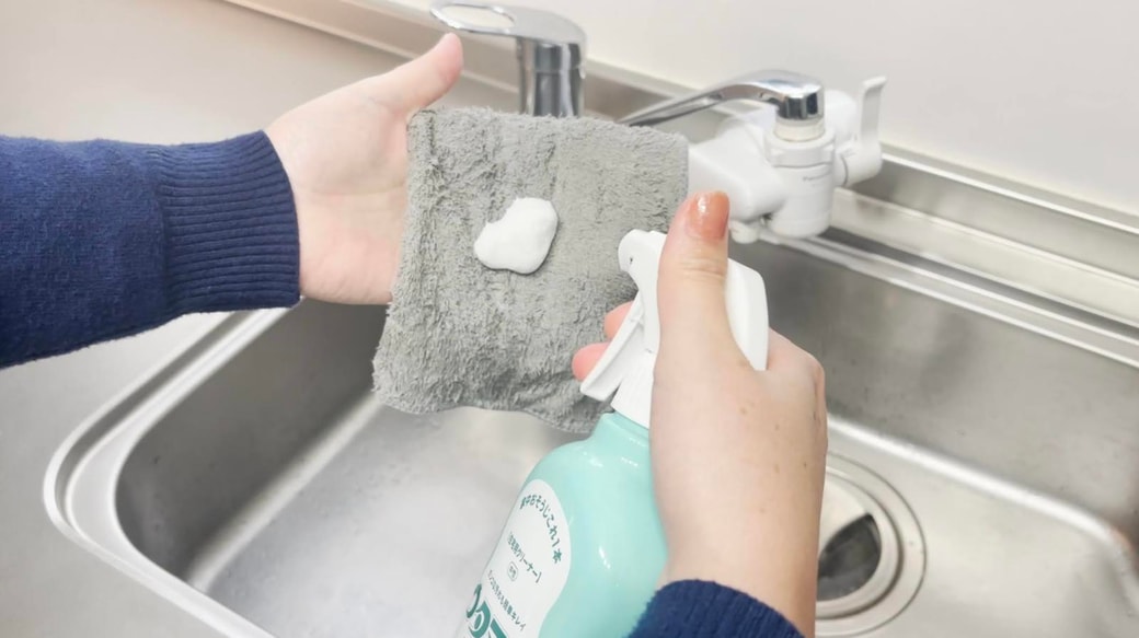 布にウタマロクリーナーを吹きかける